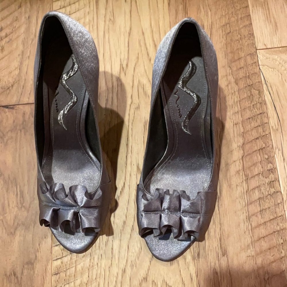 Nina heels, Size 7, gray with ruffles
